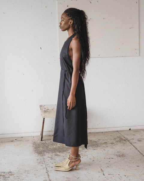 Apron ドレス in Black | ワイルドシルク | ja | Baserange 