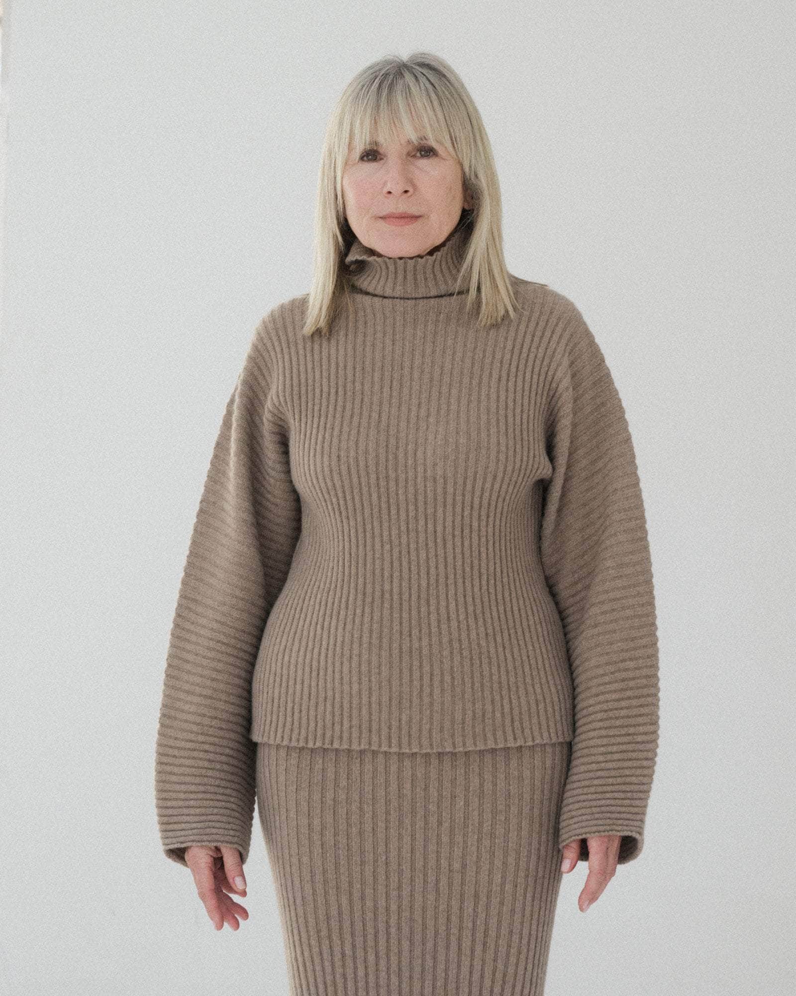 Kai Turtleneck in Stoppa Brown | Recycled cashmere rib | en
