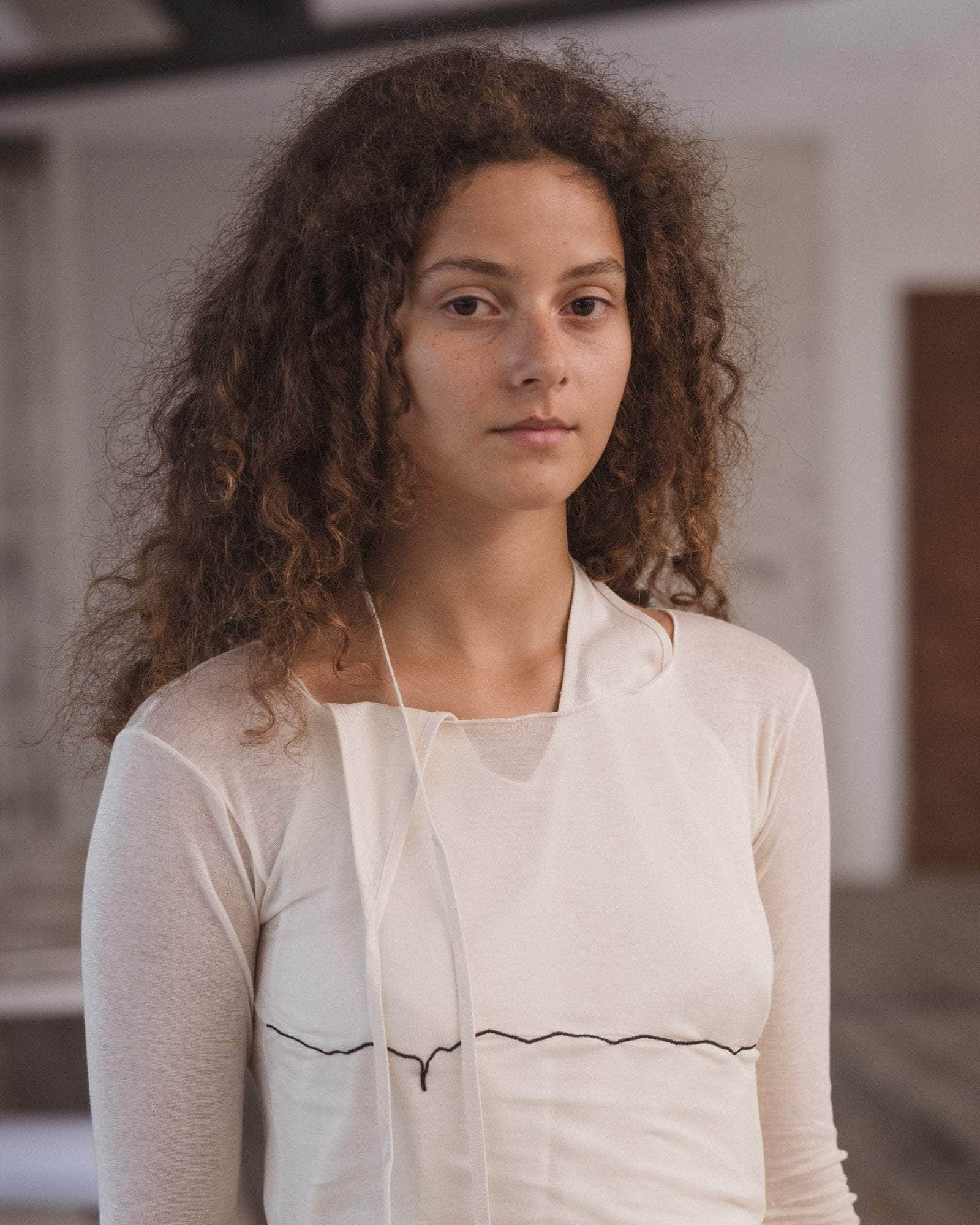 Apron ドレス in Off white | 野生 シルク | Baserange
