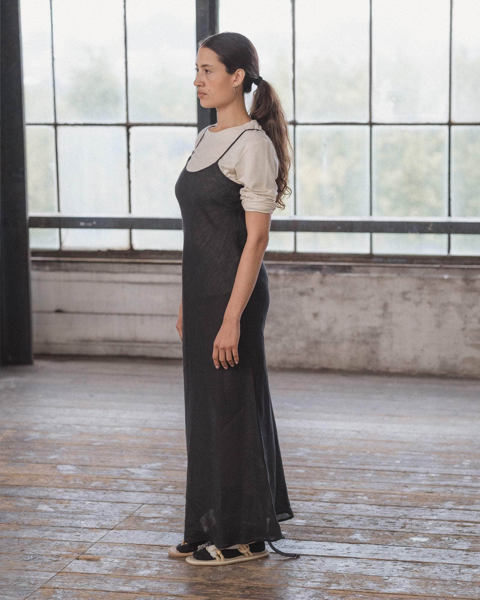 Apron ドレス in Black | 野生 シルク | Baserange