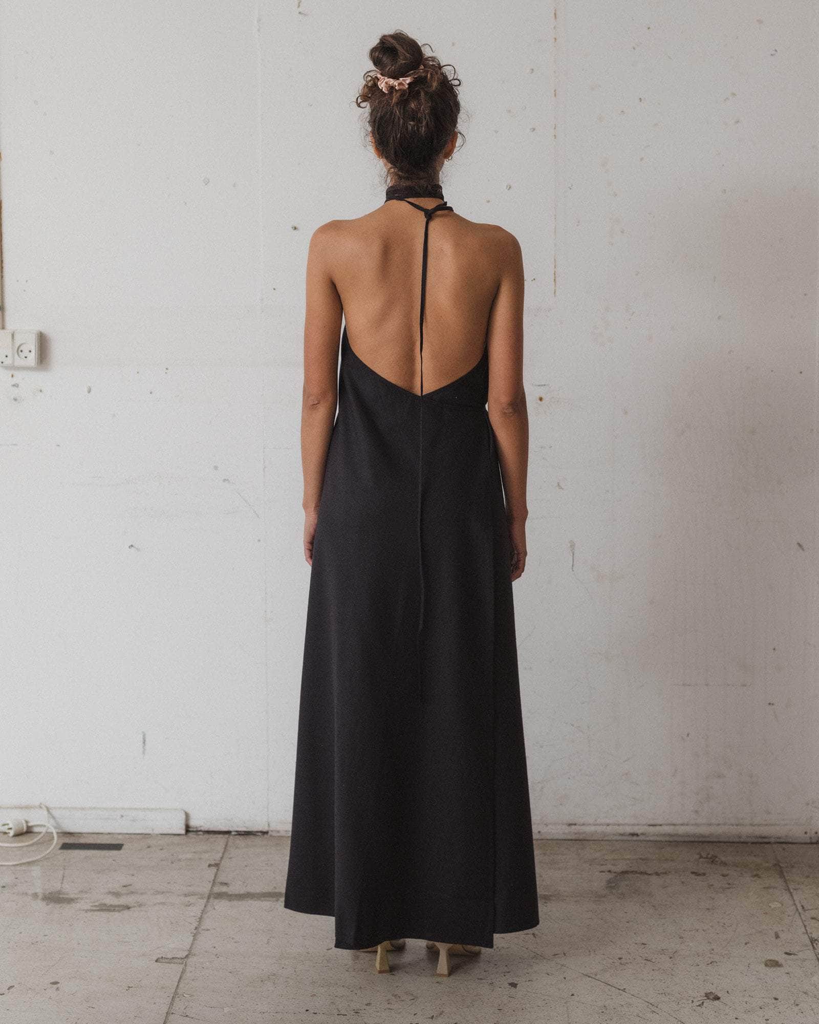 Apron ドレス in Black | 野生 シルク | Baserange