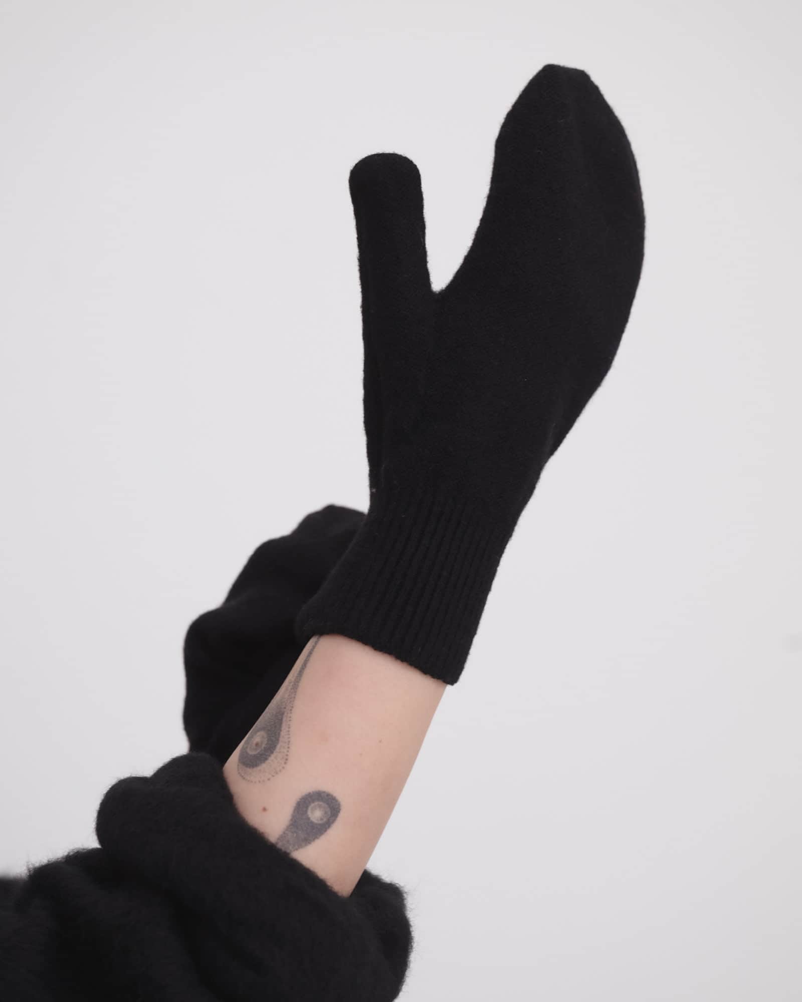 BASERANGE Gloves BLACK / ONE SIZE Enso Mittens