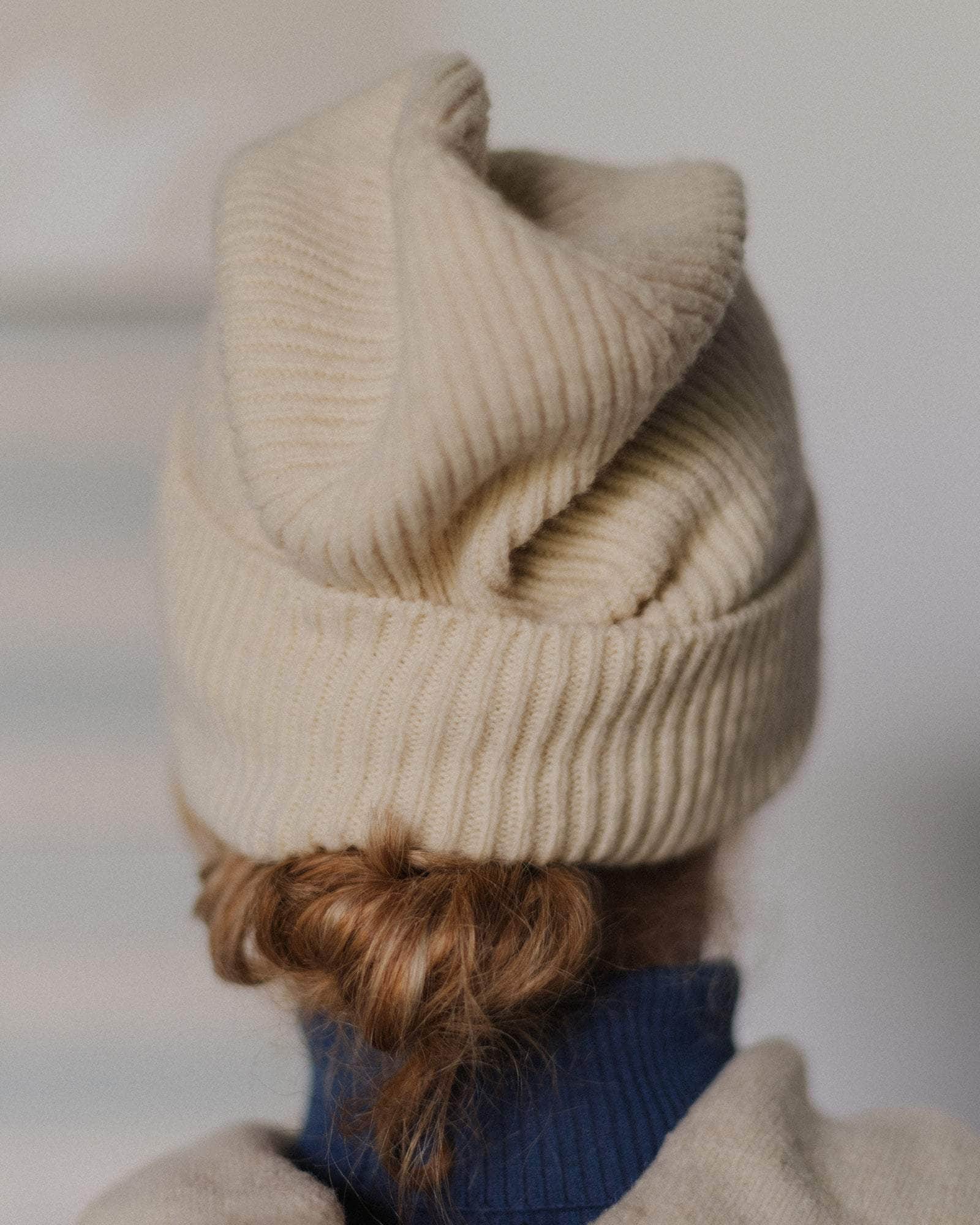 BASERANGE KNITTED CHAUME SAND / ONE SIZE MEA BEANIE & RIBBED GLOVES