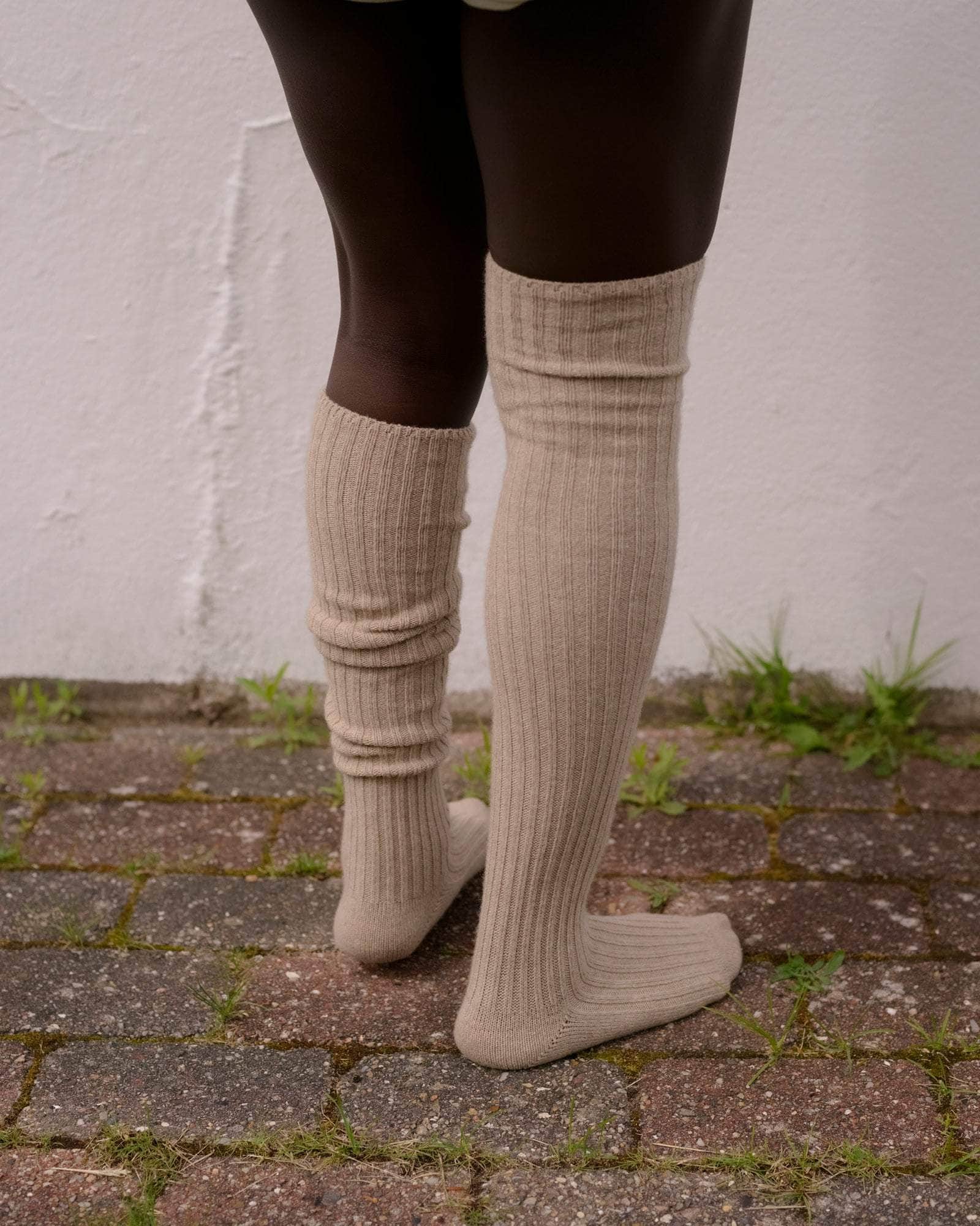 BASERANGE KNITTED OMI SAND / ONE SIZE OVERKNEE SOCKS