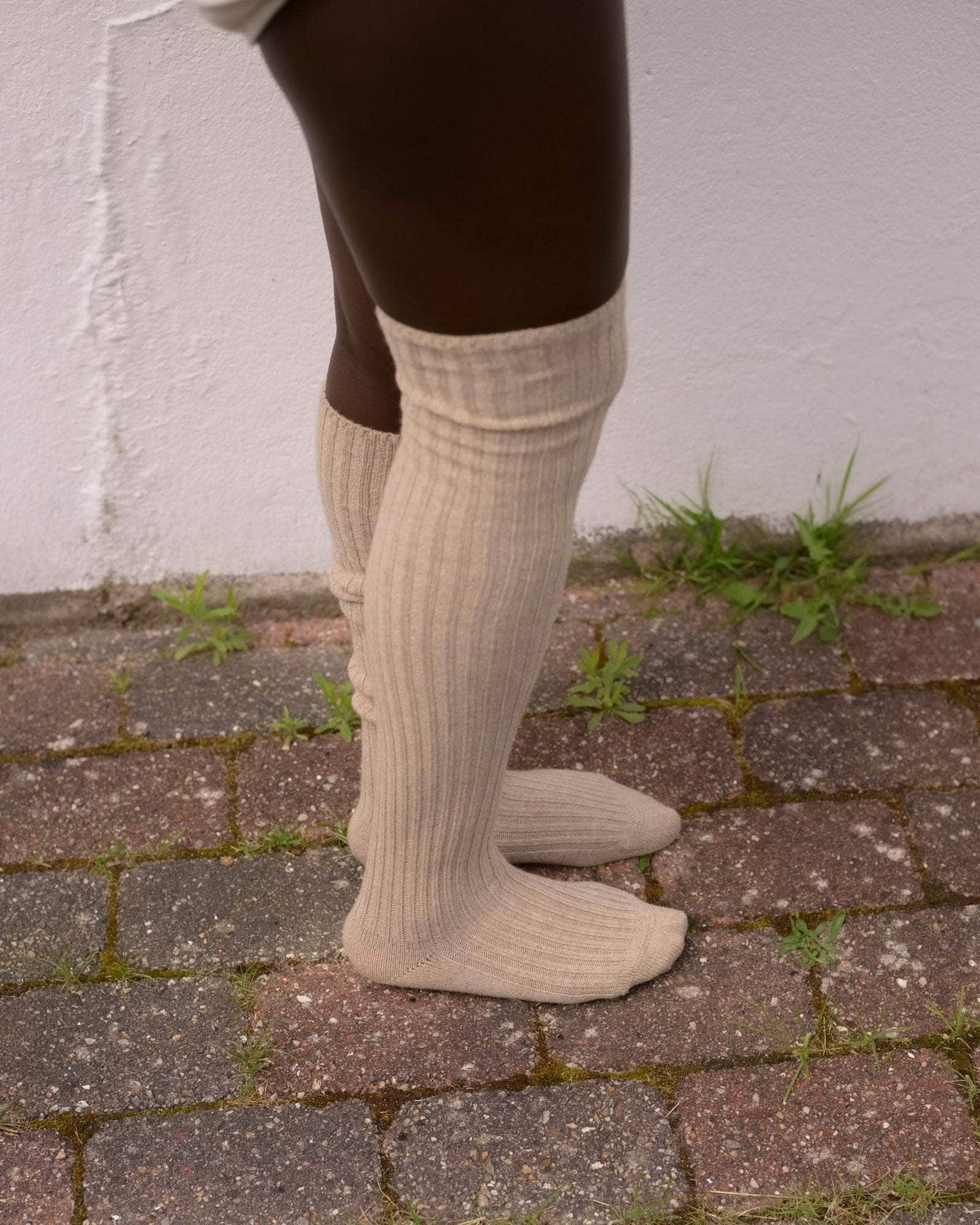 BASERANGE KNITTED OMI SAND / ONE SIZE OVERKNEE SOCKS