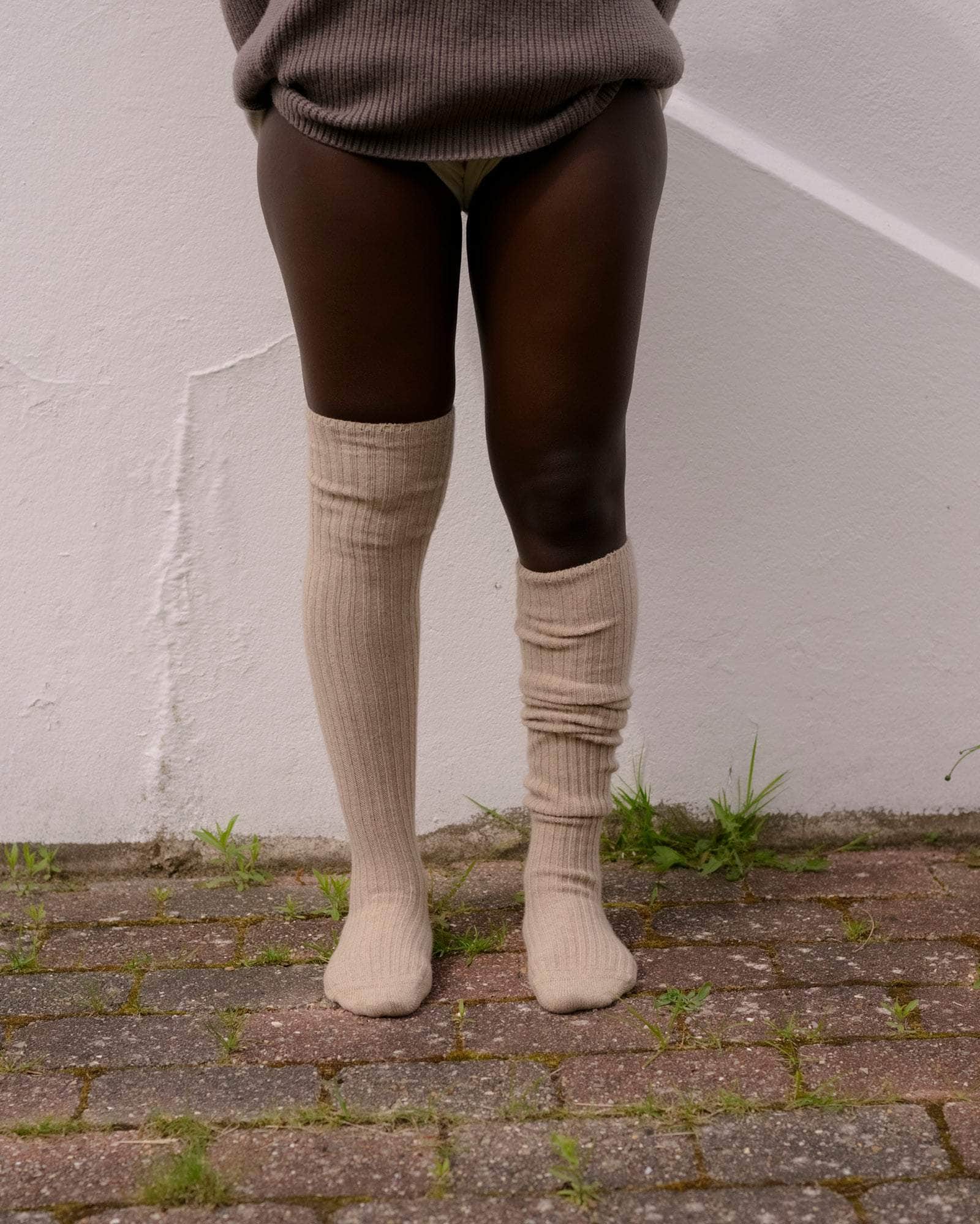 BASERANGE KNITTED OMI SAND / ONE SIZE OVERKNEE SOCKS
