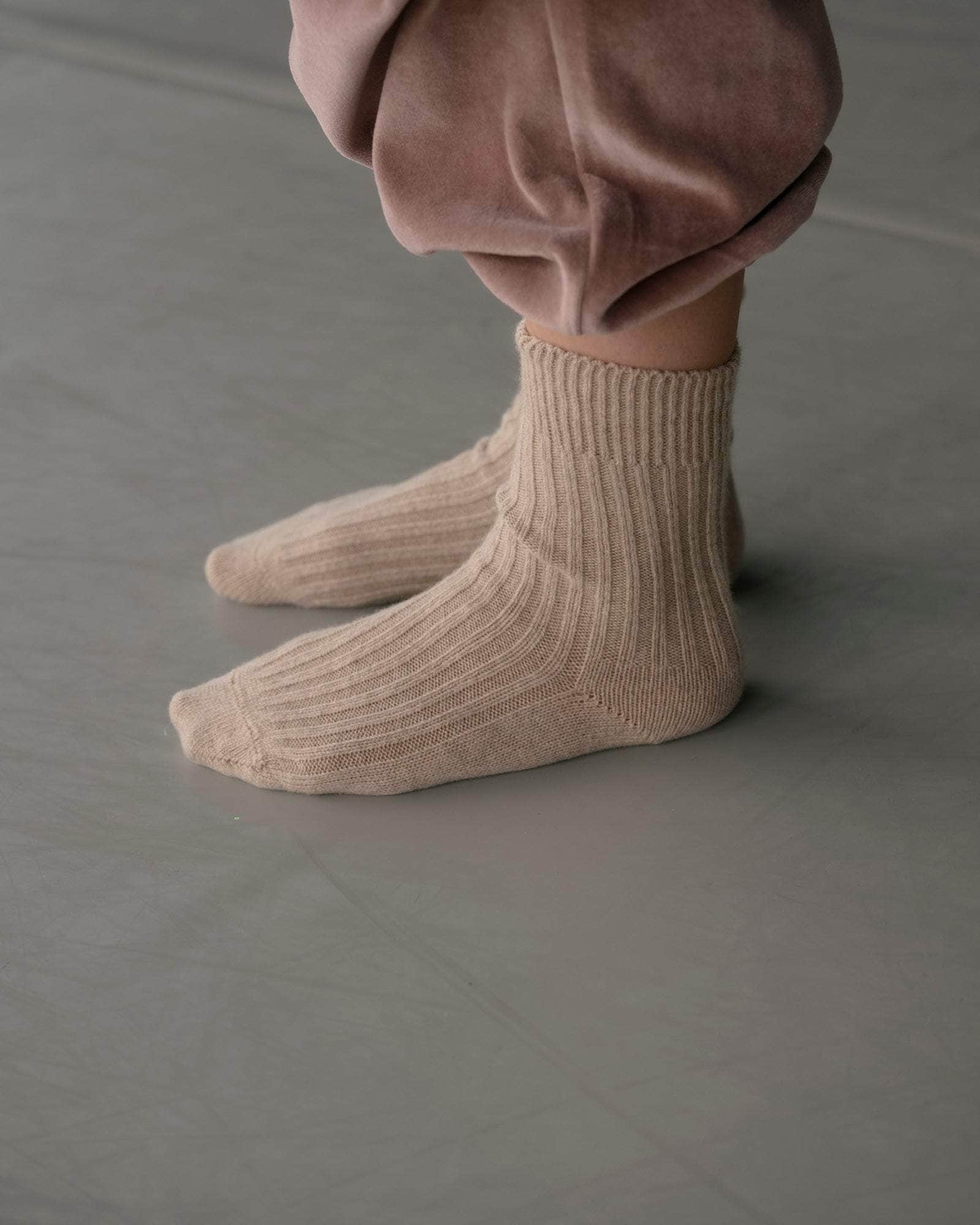 BASERANGE KNITTED OMI SAND / ONE SIZE RIB OVERANKLE SOCKS