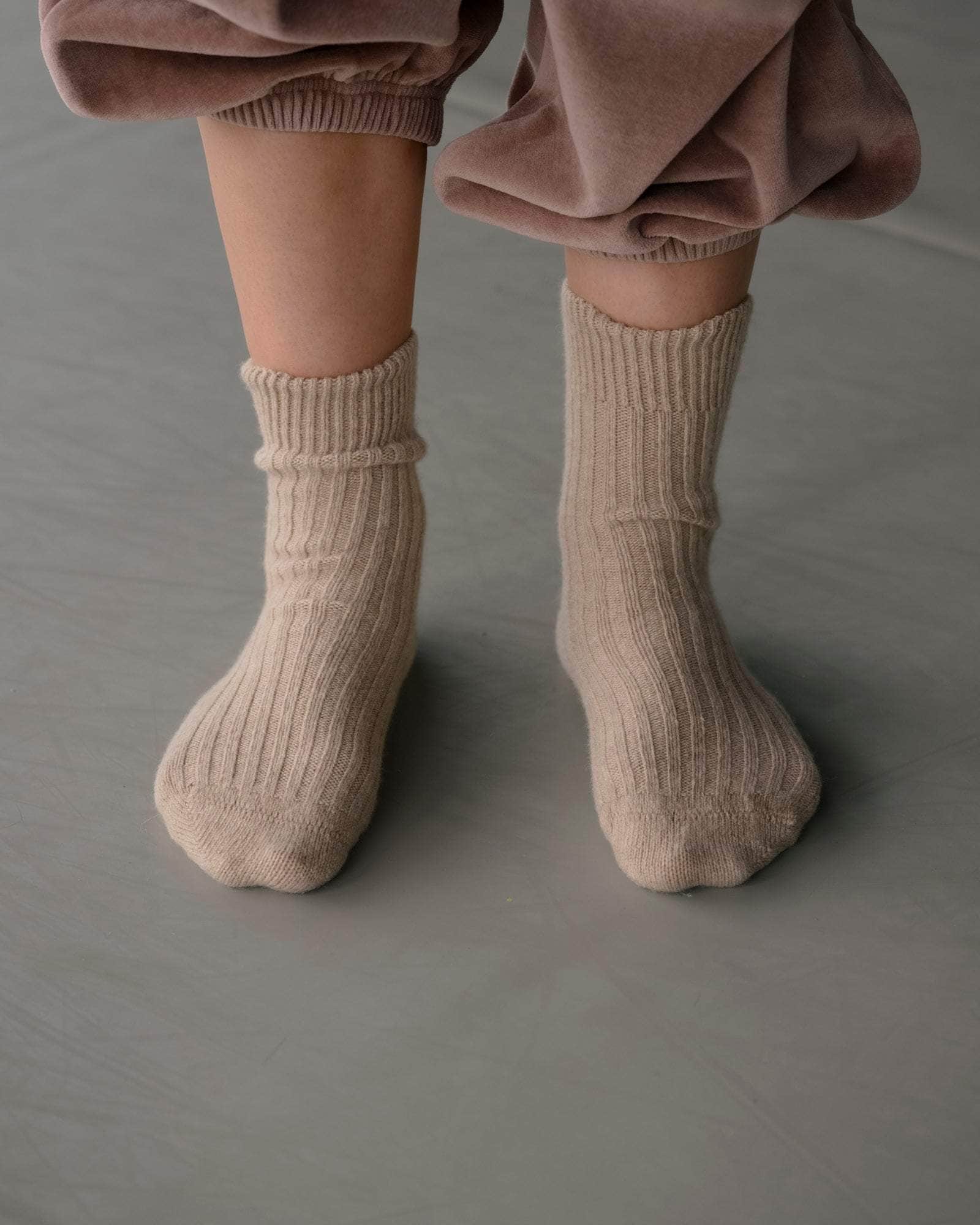 BASERANGE KNITTED OMI SAND / ONE SIZE RIB OVERANKLE SOCKS