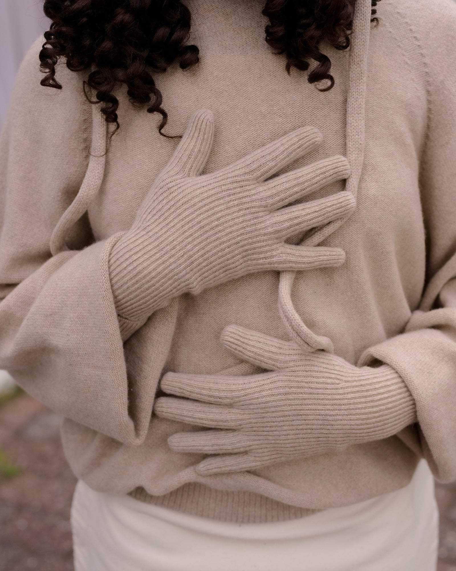 BASERANGE KNITTED OMI SAND / ONE SIZE RIBBED GLOVES
