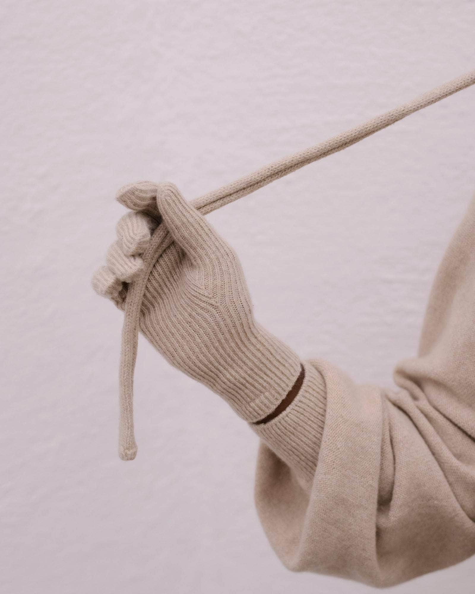 BASERANGE KNITTED OMI SAND / ONE SIZE RIBBED GLOVES