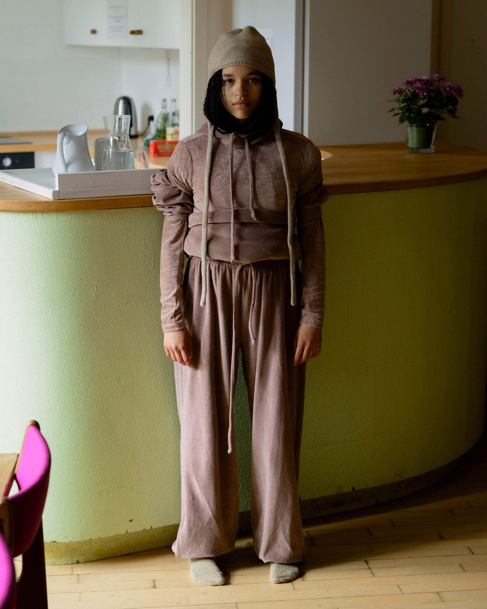 BASERANGE KNITTED OMI SAND / ONE SIZE TIER HOOD