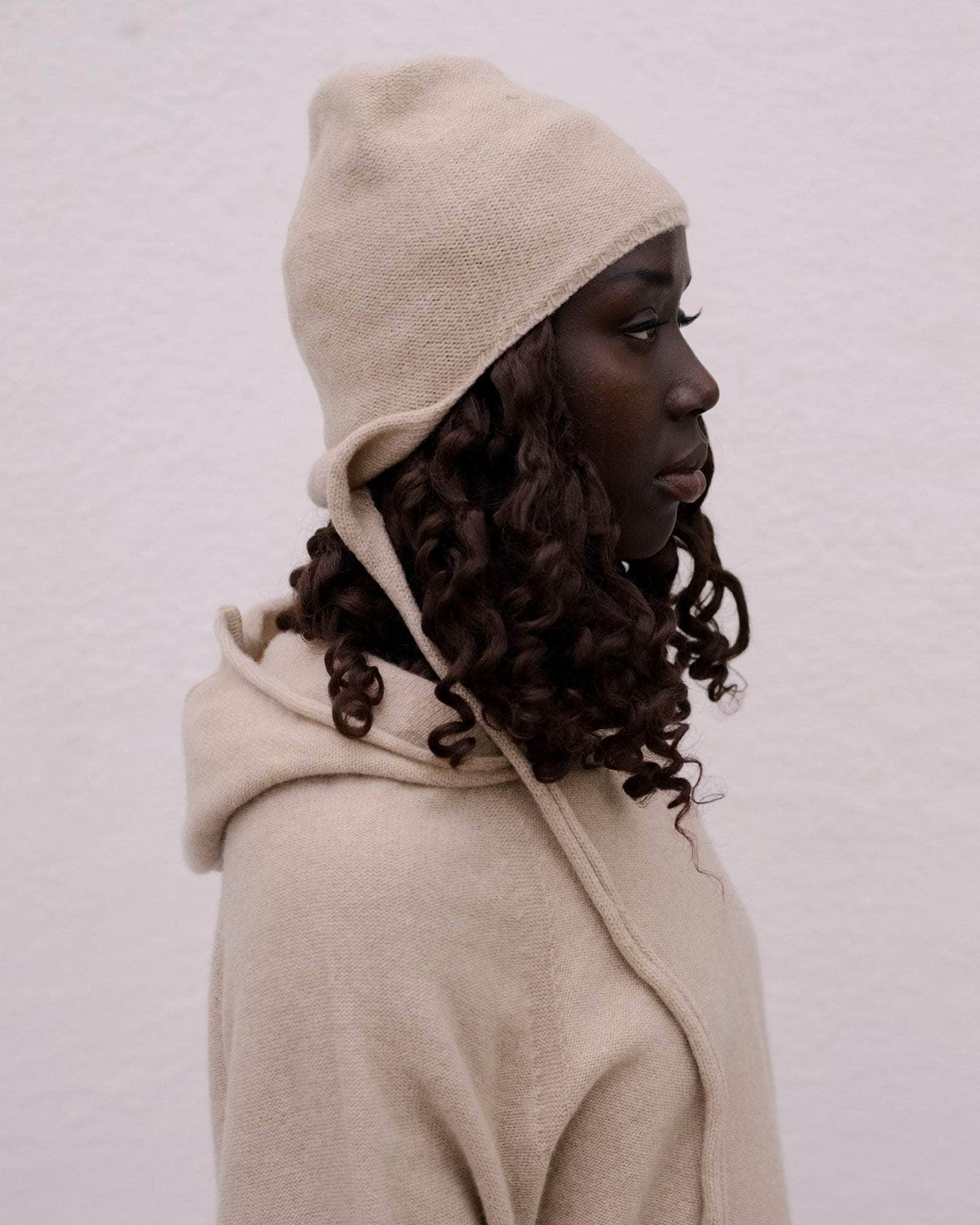 BASERANGE KNITTED OMI SAND / ONE SIZE TIER HOOD