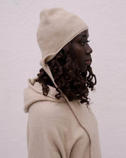 BASERANGE KNITTED OMI SAND / ONE SIZE TIER HOOD