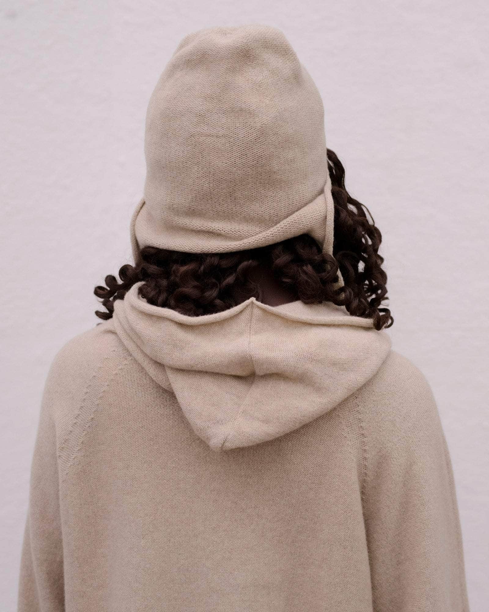 BASERANGE KNITTED OMI SAND / ONE SIZE TIER HOOD