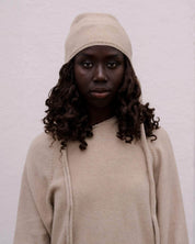 BASERANGE KNITTED OMI SAND / ONE SIZE TIER HOOD
