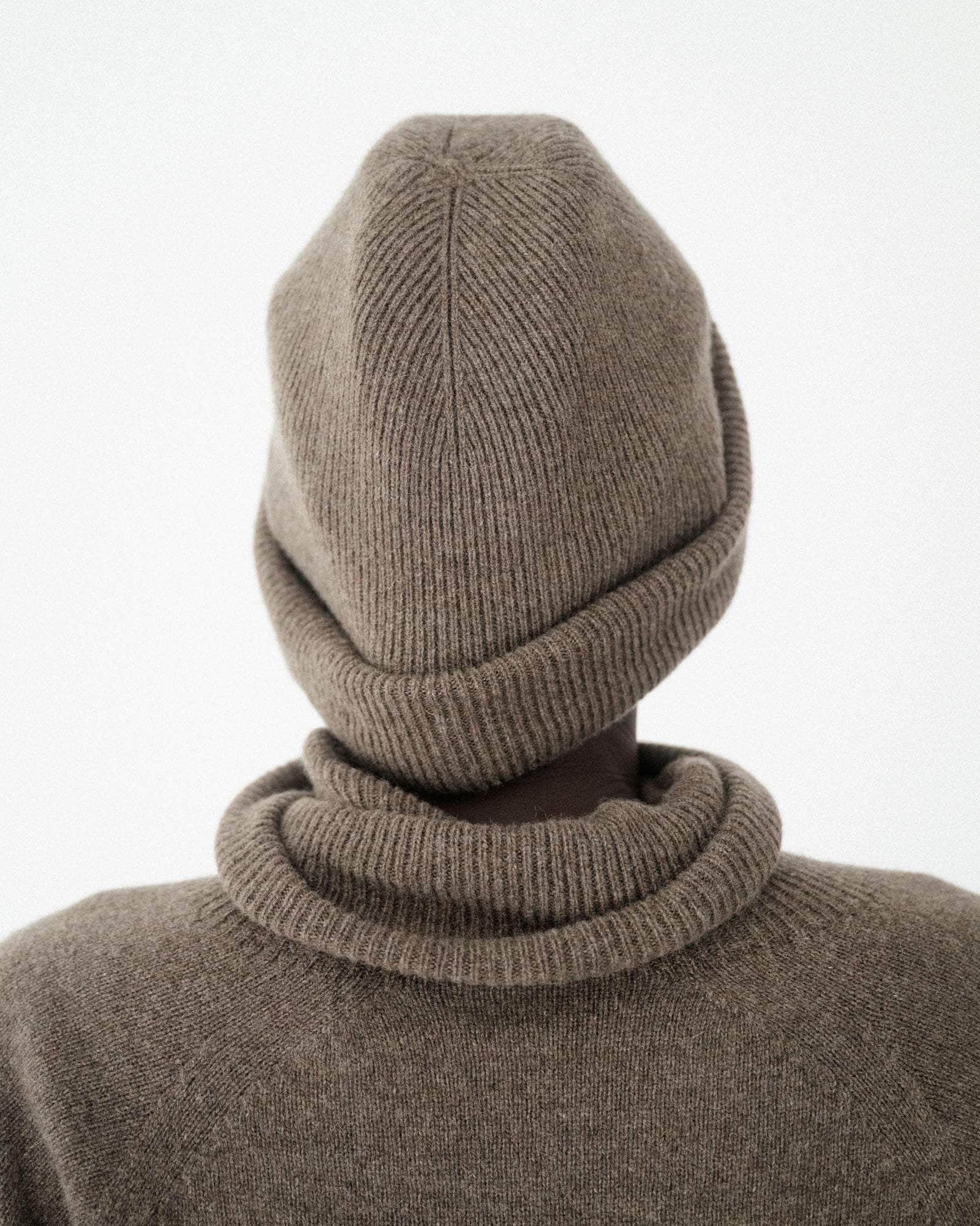 BASERANGE KNITTED TEAK BROWN / ONE SIZE WHIT BEANIE