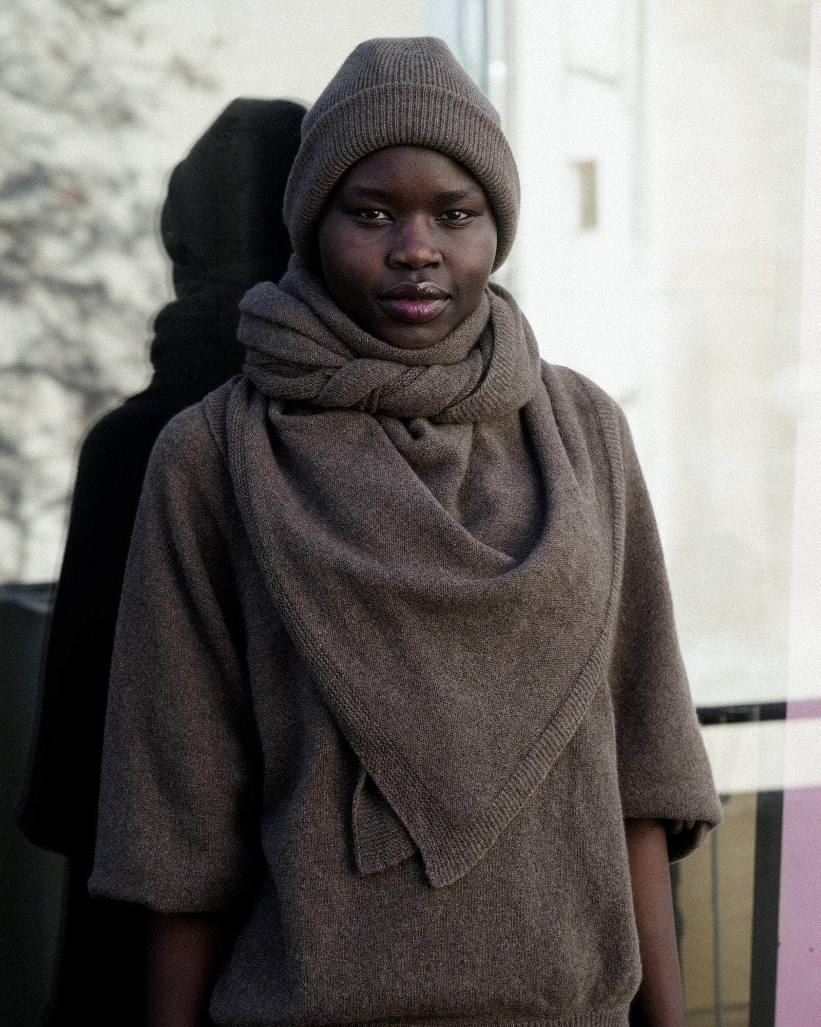 BASERANGE KNITTED TEAK BROWN / ONE SIZE WHIT BEANIE