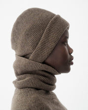 BASERANGE KNITTED TEAK BROWN / ONE SIZE WHIT BEANIE