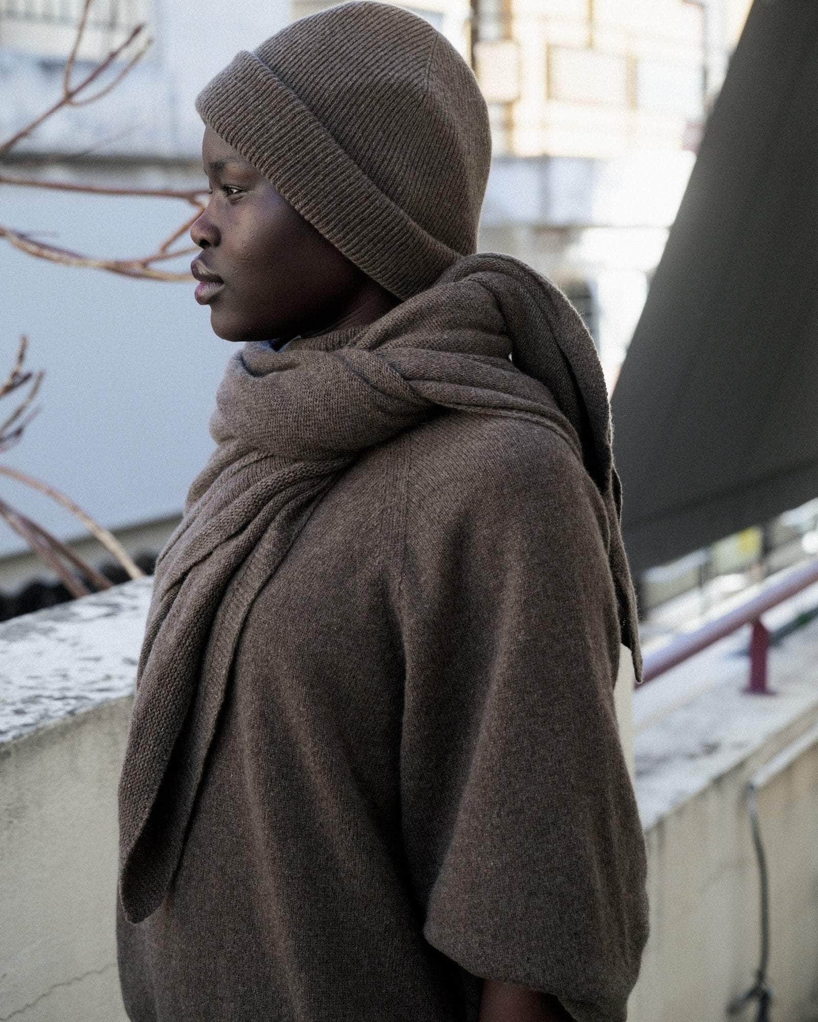 BASERANGE KNITTED TEAK BROWN / ONE SIZE WHIT SCARF