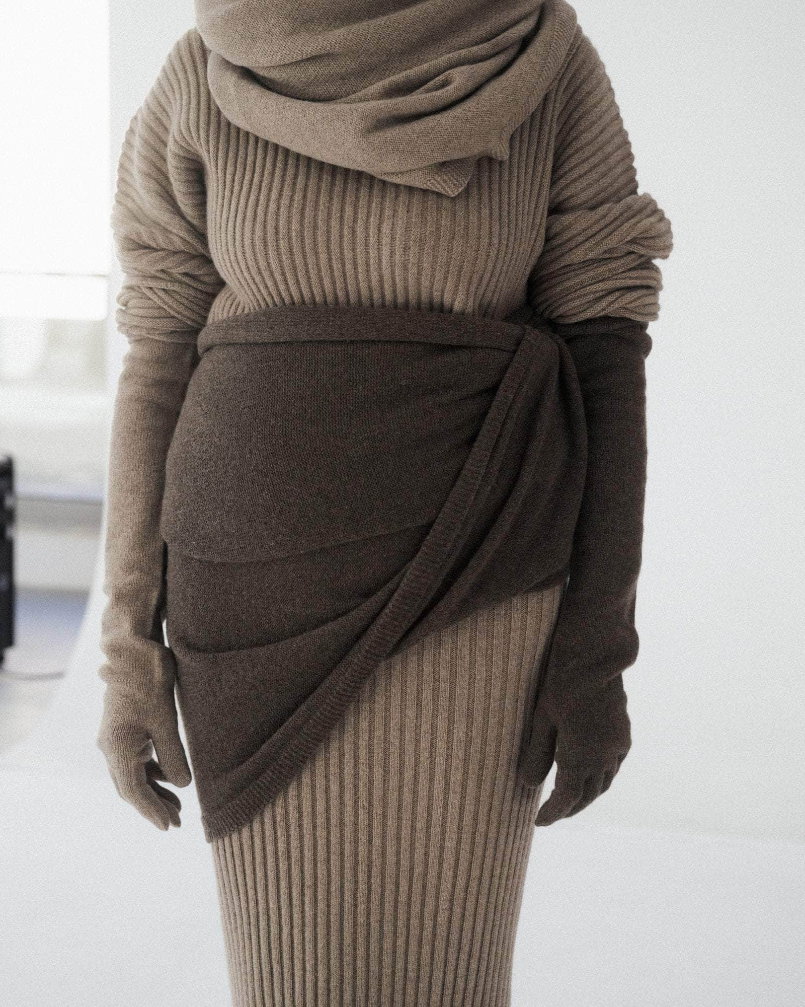 BASERANGE KNITTED TEAK BROWN / ONE SIZE WHIT SCARF