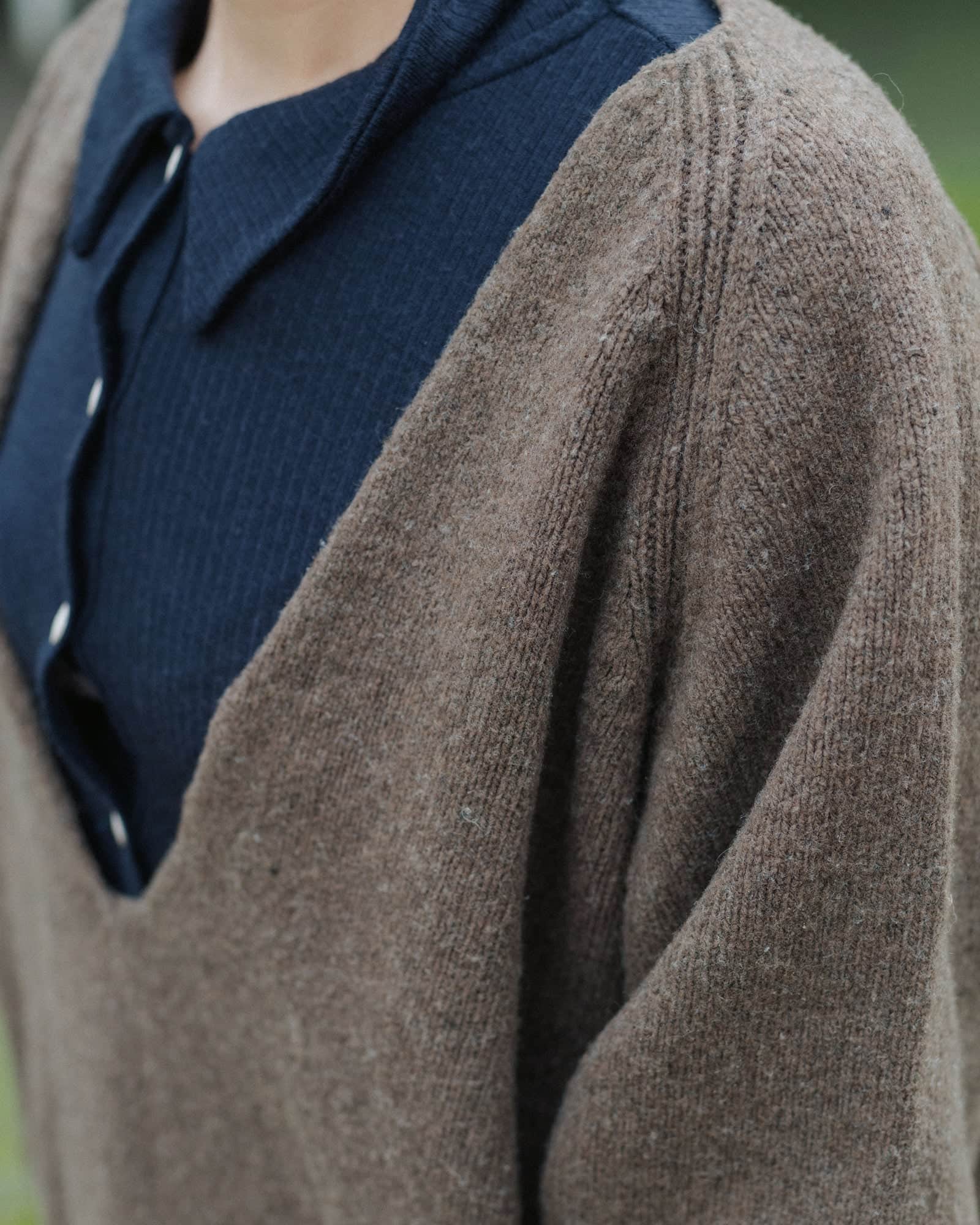 Soar Vネック in Assortment | アルル産メリノウール | ja | Baserange