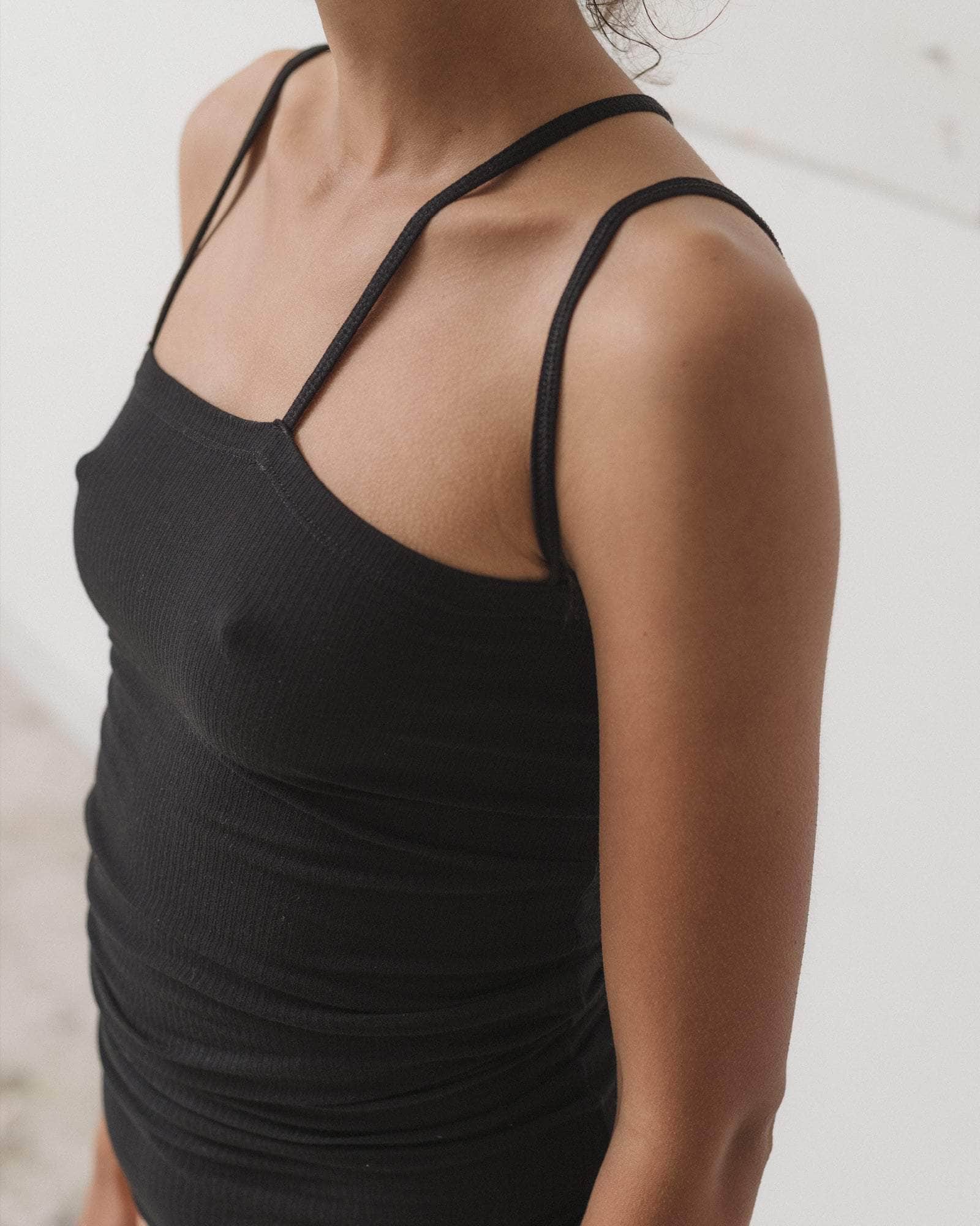 Nida タンクトップ in Black | ファインオーガニック・コットンリブ