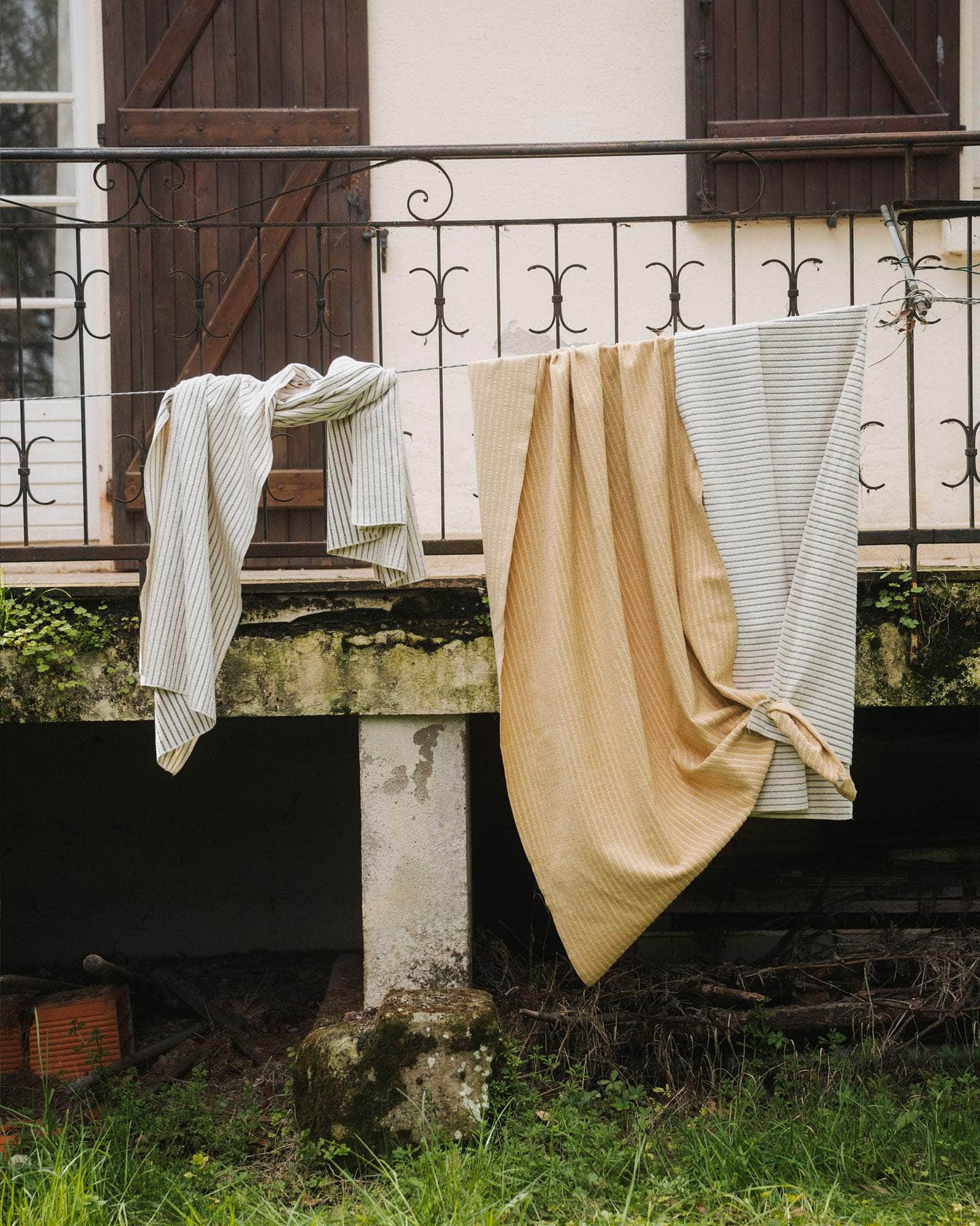 BASERANGE WOVEN BLACK STRIPE / ONE SIZE Yoga Mat Towel