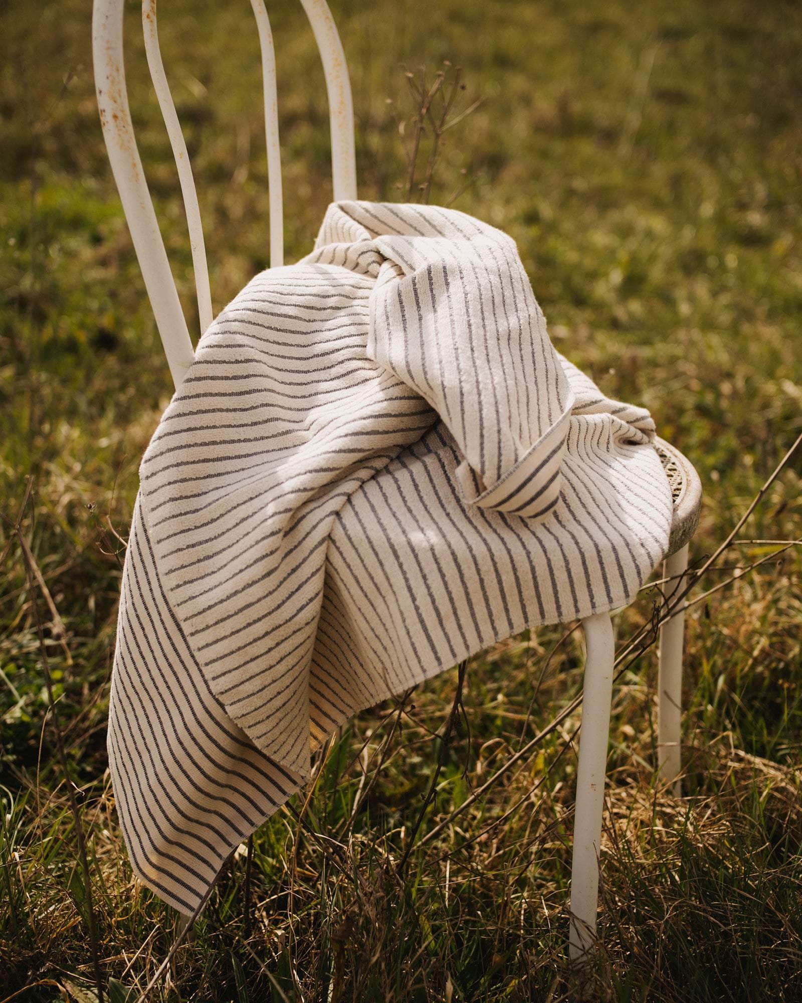 BASERANGE WOVEN BLACK STRIPE / ONE SIZE Yoga Mat Towel