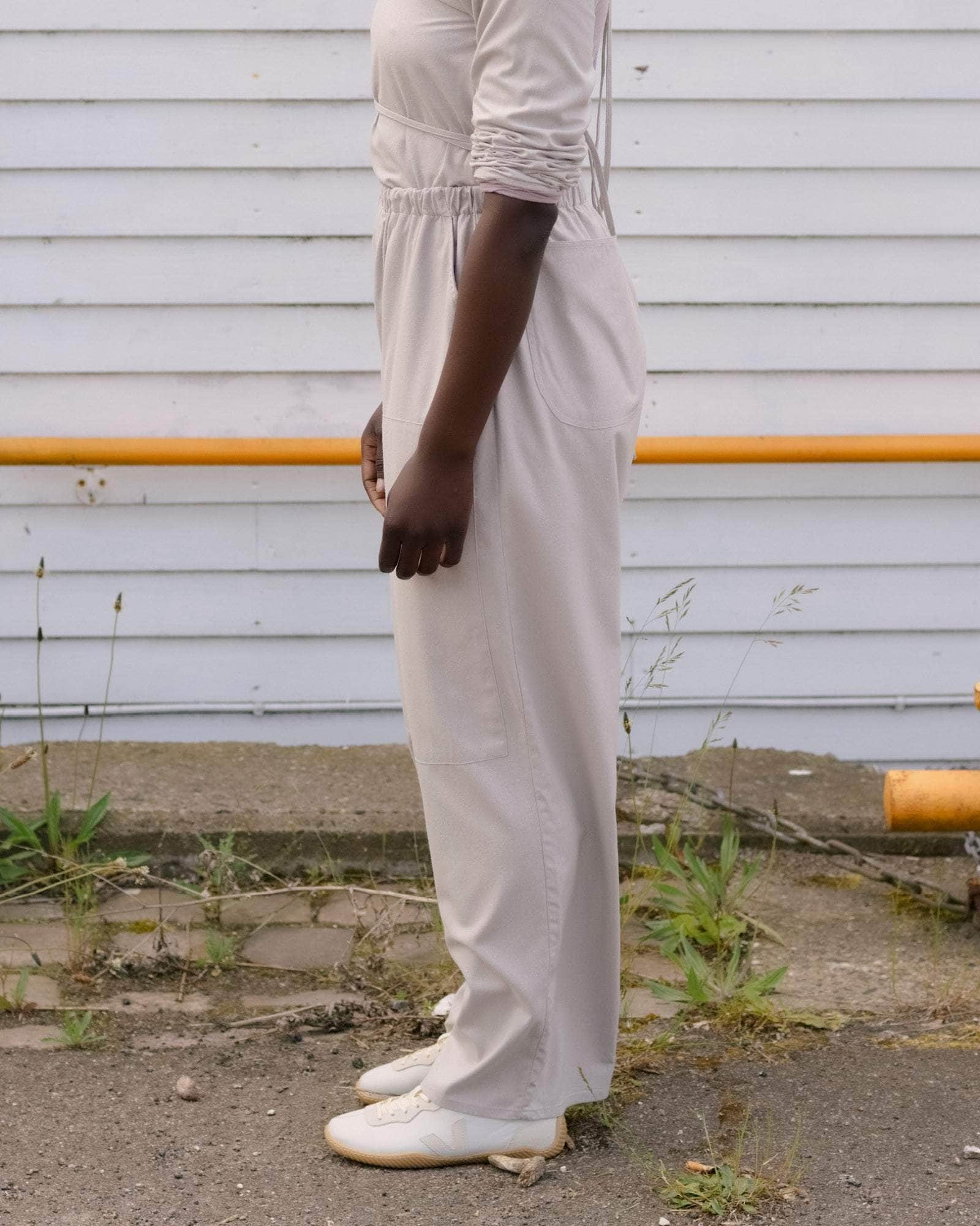 BASERANGE WOVEN GREN PANTS