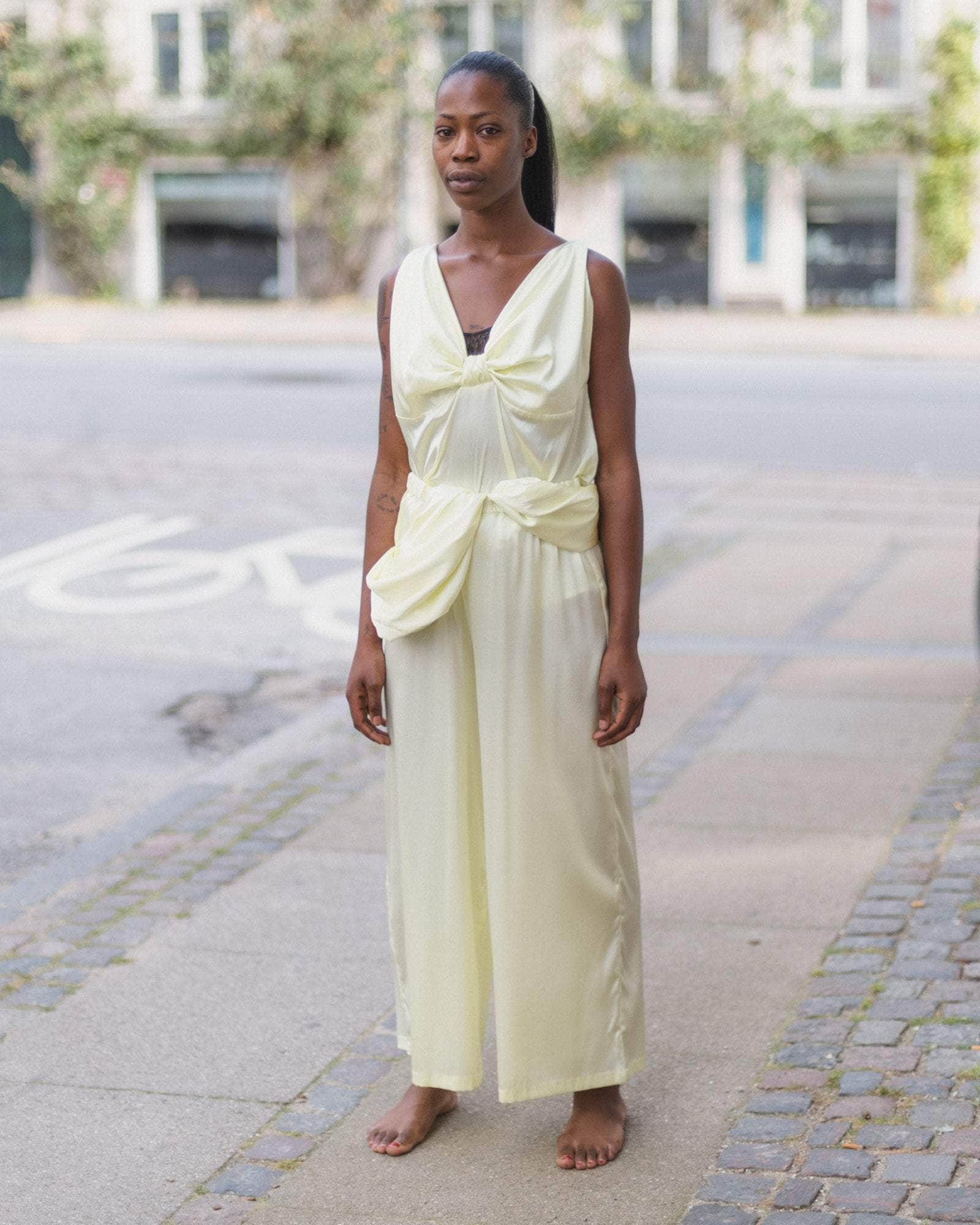 Sepia パンツ in Lime green | シルクサテン | Baserange