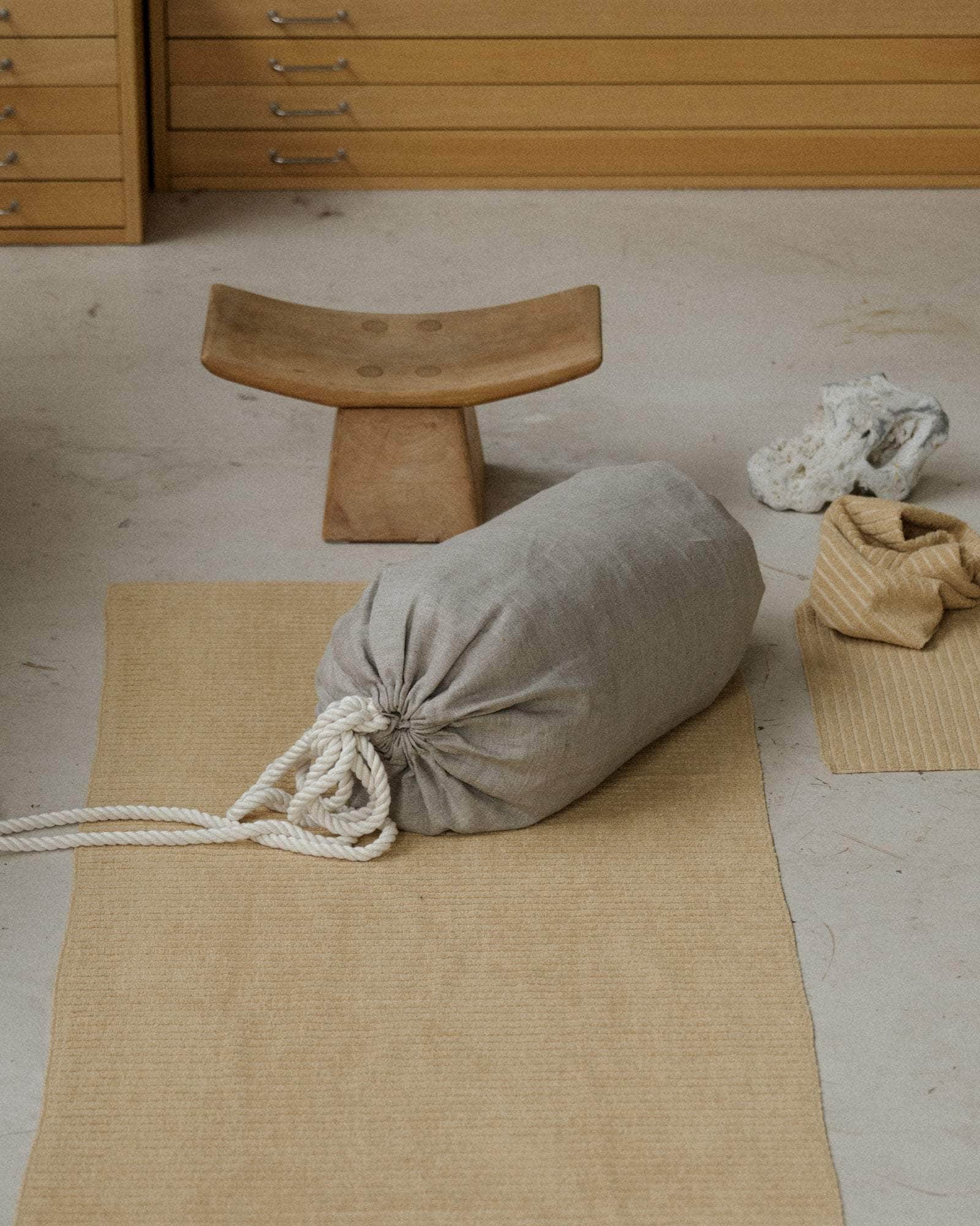  ONE SIZE Shell Roll Pillow