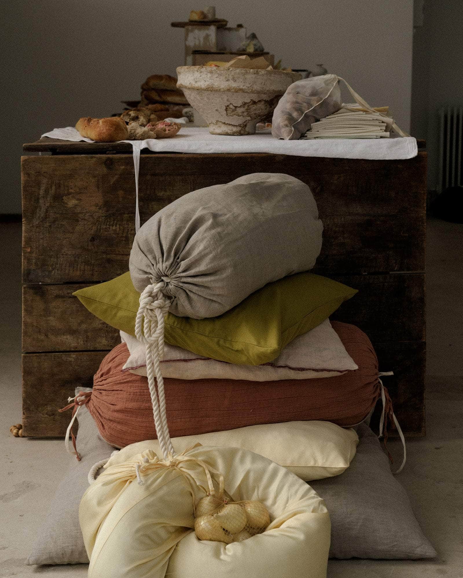 BASERANGE WOVEN UNDYED / ONE SIZE Shell Roll Pillow